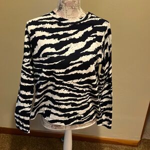 LOFT. LONG SLEEVE LIGHTWEIGHT TOP. SIZE LARGE. BLACK AND WHITE. EUC